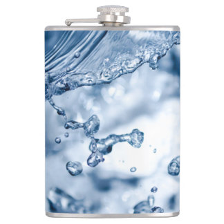 Fijne druppels lichtblauw water heupfles