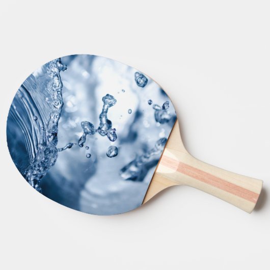 Fijne druppels lichtblauw water tafeltennisbatje (Zijkant)