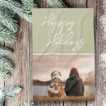 Fijne feestdag voor de aangepaste fotoserie theedoek<br><div class="desc">Aangepaste keukenhanddoek voor Foto Script Family Friend Happy Holiday. Eenvoudige en moderne keukenhanddoek voor vakanties met een foto en trendy wit script op een heldere groene achtergrond voor olijven. Voeg je foto toe. U kunt de tekst aanpassen.</div>