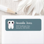 Fijne gebitsgebitste tand glimlachende verkutteken etiket (Insitu)