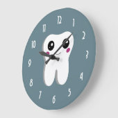 Fijne gebitsgebitste tand glimlachende verkutteken grote klok (Hoek)