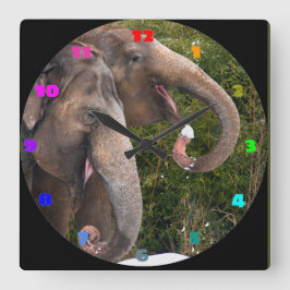 Fijne glimlachende schattige olifanten die in de s vierkante klok