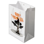 Fijne Halloween. Kat met vleugels en heks pet Medium Cadeauzakje (Voorkant Gekanteld)