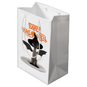 Fijne Halloween. Kat met vleugels en heks pet Medium Cadeauzakje (Achterkant Gekanteld)