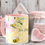 Fijne hommels Gele honingraat zomer Mok<br><div class="desc">Voeg wat plezier en humor aan uw werkruimte toe! Gele,  witte achtergrond met een honingraatpatroon. Gedemoreerd met roze tropische bloemen,  hibiscus en gelukkige hommels. De tekst: Wees blij met een handgeschreven stijlscript. Ideaal voor je zomerthuisje kantoor.</div>