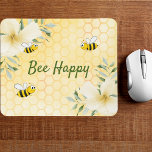 Fijne hommels Gele honingraat zomer Muismat<br><div class="desc">Gele,  witte achtergrond met een honingraatpatroon. Gedemoreerd met lichtgele,  roomkleurige tropische bloemen,  hibiscus en gelukkige hommels. De tekst: Bee Happy in groen handgeschreven stijlmanuscript. Ideaal voor je zomerwerkruimte,  kantoor!</div>