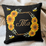 Fijne hommels zonnebloemen zwart-koppel monogram kussen<br><div class="desc">Een zwarte achtergrond. Met een vals goud geometrisch lijst. Verkleurd met waterkleurige gele en oranje zonnebloemen,  groen en vrolijk lachende hommels. Pas uw monogram letters,  initialen aan en voeg deze toe. Je familienaam is initiaal in het midden met een hoofdletter. Gouden letters. Ideaal voor je zomerhuis!</div>