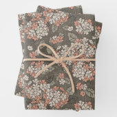 Fijne hydrang op een taupachtergrond inpakpapier vel (In situ)