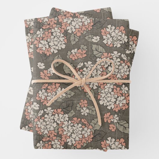 Fijne hydrang op een taupachtergrond inpakpapier vel (In situ)