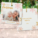 Fijne kerst Grote oma roze goudfoto Keramisch Ornament<br><div class="desc">Pas deze elegante kerstversiering aan als een cadeau voor Great Grandma (of wie je ook wilt) als een keepasje voor een nieuwe baby of gewoon om een mooie foto te delen. De sjabloon is ingesteld om uw favoriete foto, jouw naam(s) en het jaar toe te voegen. Uw foto is gemaakt...</div>