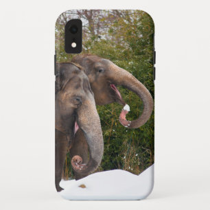 Fijne lachende schattige olifanten die in de sneeu Case-Mate iPhone case