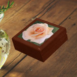 Fijne Oranje Roos Bloom Floral Cadeaudoosje<br><div class="desc">Winkelinkten,  sieraden en andere kleine keepenkoeken in deze houten cadeaudoos met keramische tegel die het foto-afbeelding van een delicaat,  oranje Roos bloem bevat. Een mooi,  bloemetjesontwerp! Selecteer de grootte en kleur van het cadeauvakje.</div>