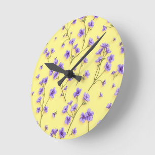 Fijne paarse bloemen op gele achtergrond ronde klok