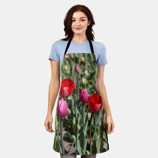 Fijne rode en paarse tulpen schort (Gedragen)