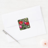 Fijne rode en paarse tulpen vierkante sticker (Envelop)