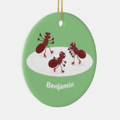 Fijne rode mieren schaatsen cartoon keramisch ornament (Rechts)
