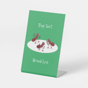 Fijne rode mieren schaatsen cartoon reclamebord met voetstuk