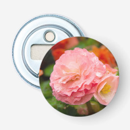 Fijne roze bloem na de regen button flesopener