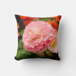 Fijne roze bloem na de regen kussen