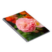 Fijne roze bloem na de regen notitieboek (Rechterzijde)