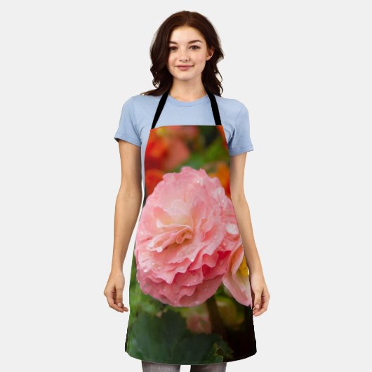 Fijne roze bloem na de regen schort (Gedragen)