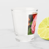 Fijne roze bloem na de regen shot glas (Links)