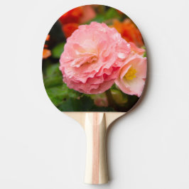 Fijne roze bloem na de regen tafeltennisbatje