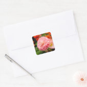 Fijne roze bloem na de regen vierkante sticker (Envelop)