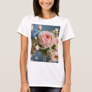 Fijne roze roos met parel in vaas t-shirt