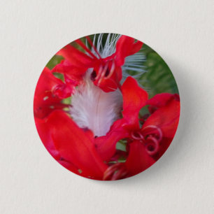 Fijne Schoonheid: Rode Bloem met Witte Veer Ronde Button 5,7 Cm