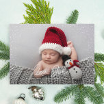 Fijne sneeuw Volledige foto Baby geboorte Feestdagenkaart<br><div class="desc">Het eerste kerstfeest van de baby vieren met deze stijlvolle en elegante aankondiging van de vakantie met een delicate sneeuwgrens, de naam van het kind in script en de geboortestaten hieronder. Er is een langzaam vervagen gradiënt om de tekst naar de bodem te benadrukken. U kunt het afhankelijk van uw...</div>