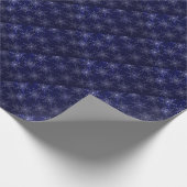 Fijne sneeuwvlokken met donkere blauwe achtergrond cadeaupapier (Hoek)