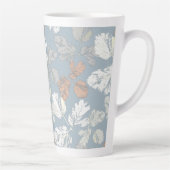 Fijne twijgen met bladeren op blauw. latte mok (Rechts)