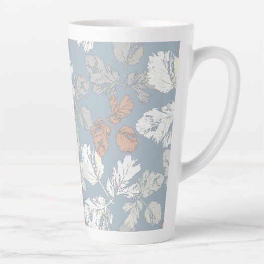 Fijne twijgen met bladeren op blauw. latte mok (Rechts)