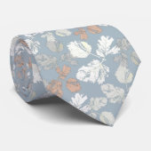 Fijne twijgen met bladeren op blauw. stropdas (Opgerold)