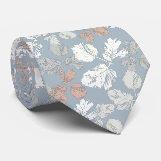 Fijne twijgen met bladeren op blauw. stropdas (Opgerold)