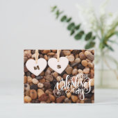 Fijne Valentijnsdag. Twee harten op het strand Feestdagenkaart (Staand voorkant)