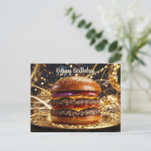Fijne verjaardag Juicy Hamburger op het bord  Briefkaart (Staand voorkant)