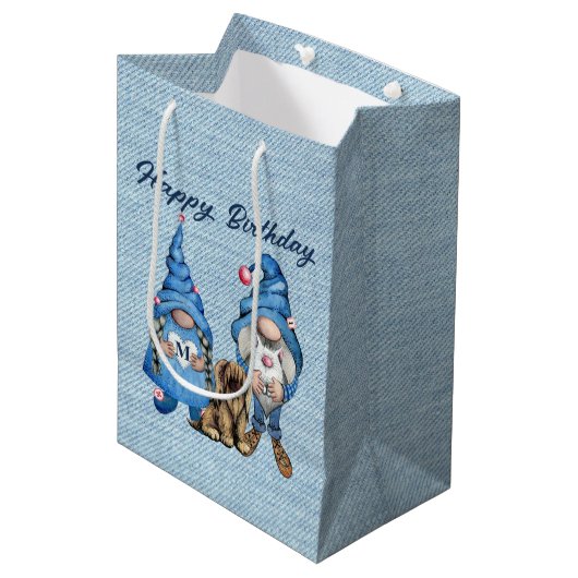 Fijne verjaardag met Gnomen Large Gift Bag Medium Cadeauzakje (Voorkant Gekanteld)
