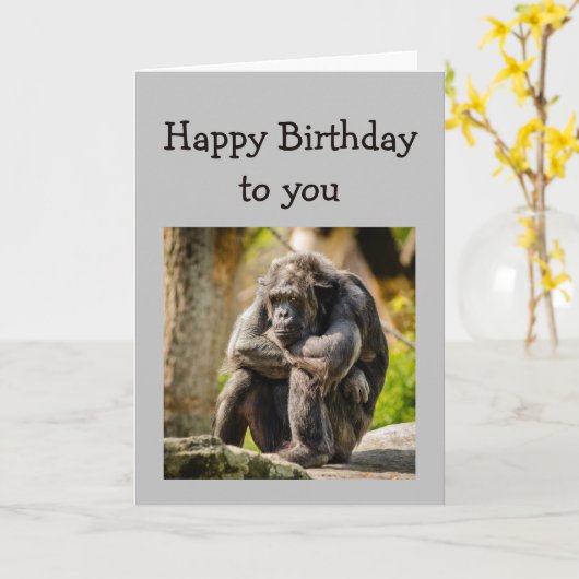 Fijne verjaardag over de helling Funny Sad Gorilla Kaart (Gele Bloem)