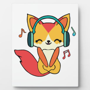 Fijne vos met hoofdtelefoons die naar muziek luist fotoplaat