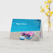 Fijne zomerse teenslippers bij het zwembad kaart (Gele Bloem)