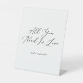 Fijne Zwarte Kalligrafie Bruiloft Cupcake Reclamebord Met Voetstuk (Voorkant)