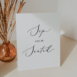 Fijne Zwarte Kalligrafie Sip en Be Seated Reclamebord Met Voetstuk