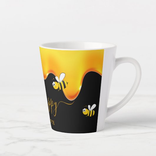 Fijne zwarte schattige hommels die honing druppele latte mok (Rechts)
