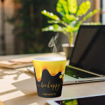 Fijne zwarte schattige hommels die honing druppele latte mok<br><div class="desc">Voeg wat plezier en humor toe aan uw zomerhuis of werkruimte! Een zwarte achtergrond van een chic met gouden druppelhoning. De tekst: Bee Happy met een gouden handgeschreven stijlscript met letters en swashes. Personaliseer en voeg jouw naam toe.</div>