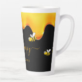 Fijne zwarte schattige hommels die honing druppele latte mok (Rechts)