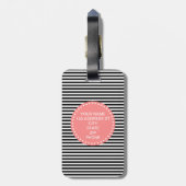 Fijne zwarte streep met koraalmonogram bagagelabel (Achterkant verticaal)