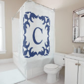 filigraan ingelijst monogram in marineblauw douchegordijn (In situ)