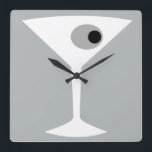 Film Noir Martini Glass Wall Clock Vierkante Klok<br><div class="desc">Deze film Noir Martini Glass Wall Clock kenmerkt een kool grijze achtergrond en het afbeelding van een wit silhouet van een martini glas. Binnen in het glas is een glorieuze grijze olijf met een zwarte pimento. Dit is een leuke wandklok voor iedereen die wil dat ze een personage waren in...</div>